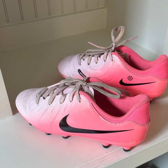 Nike Kids Pink fly touch lite soccer cleats size 1.5y - Picture 2 of 3